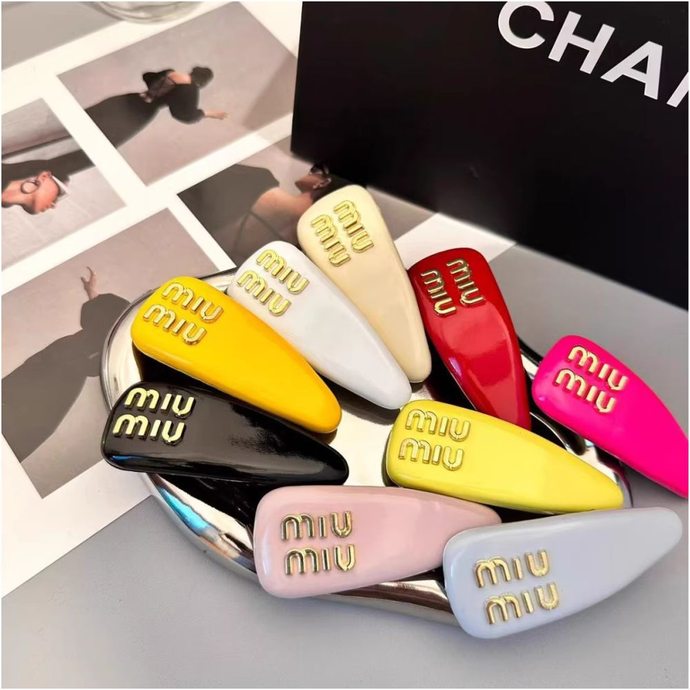 Miu textured metal logo leather bread shaped hair clip spring clip BB clip duckbill clip exquisite fashionable retro trend image 1