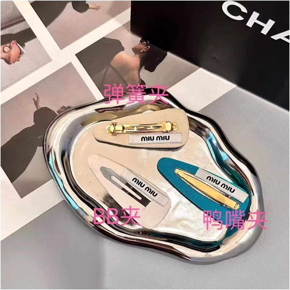 Miu textured metal logo leather bread shaped hair clip spring clip BB clip duckbill clip exquisite fashionable retro trend image 2